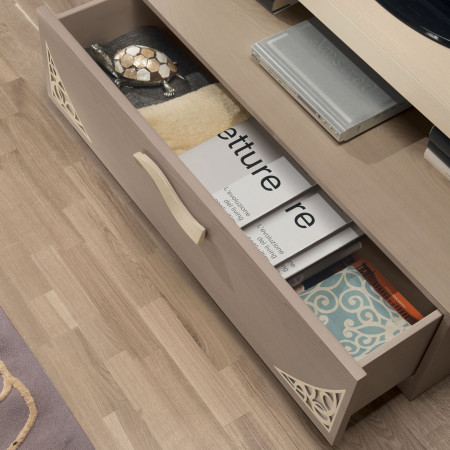 Dettaglio cassetto della Composizione 7 ante 1 cassetto con trafori in legno