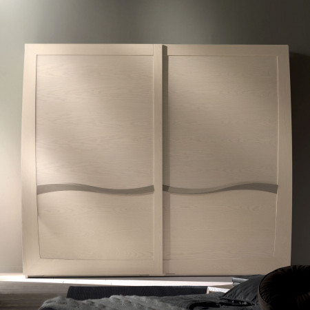 Camera da letto contemporanea in legno con testata traforata