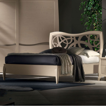 Camera da letto contemporanea in legno con testata traforata