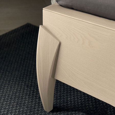 Camera da letto contemporanea in legno