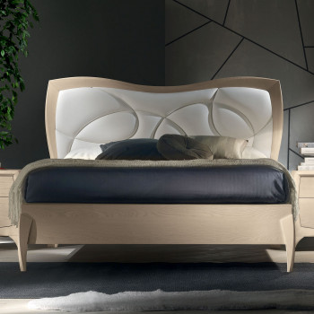 Letto matrimoniale con testata imbottita sagomata in frassino