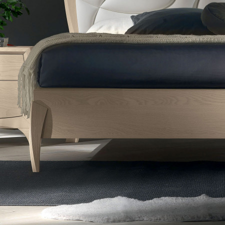 Letto matrimoniale con testata imbottita, dettaglio piede