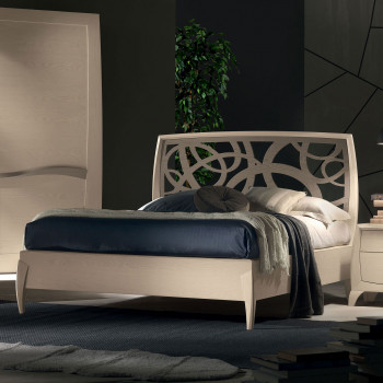 Letto matrimoniale curvo con testata traforata in legno