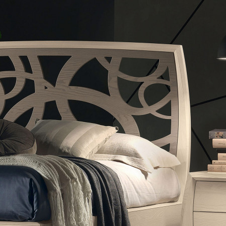 Letto matrimoniale curvo con testata traforata in legno