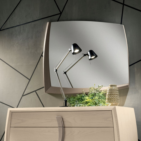 Camera da letto contemporanea in legno con testata traforata