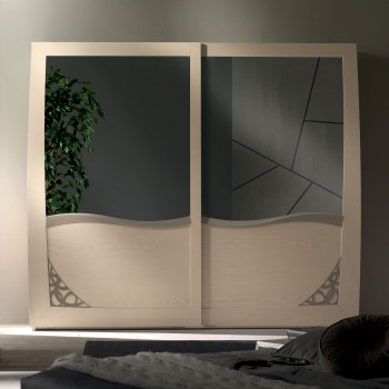 Armadio con 2 ante scorrevoli, specchi, dettaglio traforo