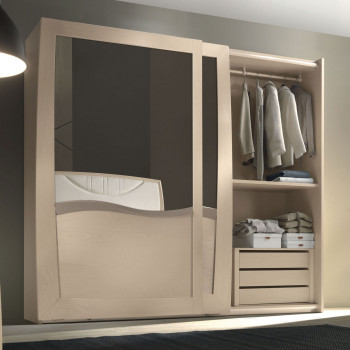 Armadio con 2 ante scorrevoli lisce, specchi e compartimento interno