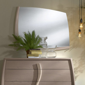 Specchiera sagomata con cornice in legno frassino