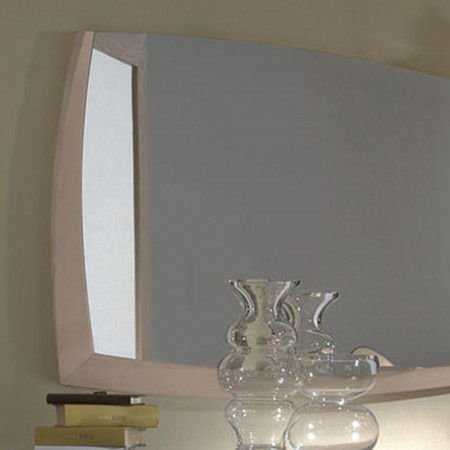 Specchiera sagomata con profilo in legno e dettagli eleganti