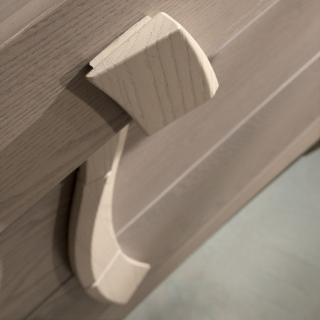Dettaglio del maniglie in legno del Comò con 4 cassetti