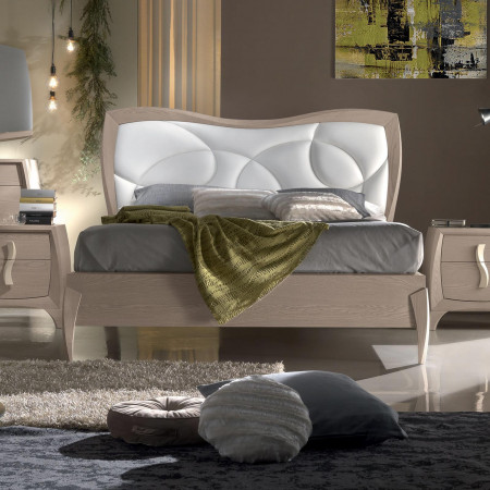 Letto matrimoniale con testata sagomata e imbottita, dettaglio legno frassino
