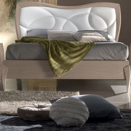 Letto matrimoniale con testata sagomata e dettagli imbottiti