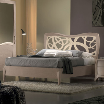 Letto matrimoniale sagomato con testata traforata in legno