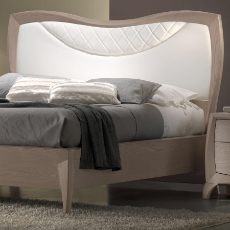 Letto matrimoniale sagomato con testata imbottita, dettaglio frassino