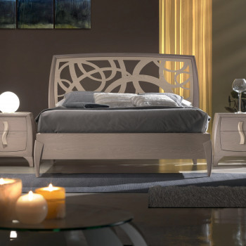 Letto matrimoniale curvo con testata traforata in legno di frassino