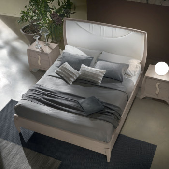 Letto matrimoniale curvato con testata imbottita in ecopelle