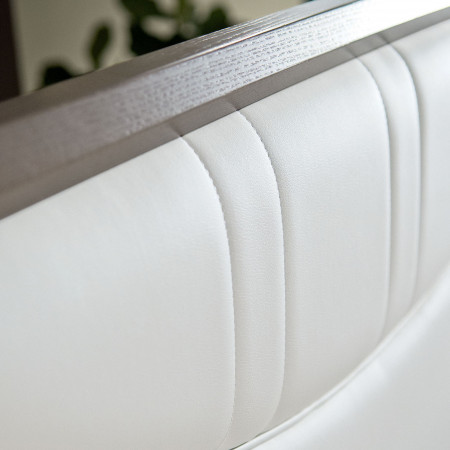 Dettaglio testata imbottita del letto matrimoniale curvato