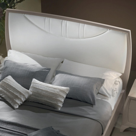 Letto matrimoniale curvato con testata imbottita, dettaglio