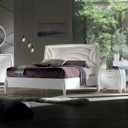 Letto matrimoniale curvo con testata imbottita in ambiente moderno