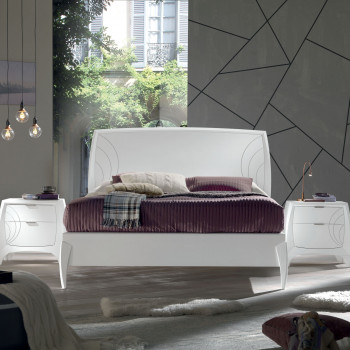 Letto matrimoniale curvo con incisioni, dettaglio testata