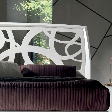 Letto matrimoniale curvo con traforo, testata elegante