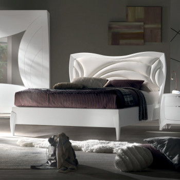 Letto matrimoniale sagomato con testata imbottita, dettaglio design