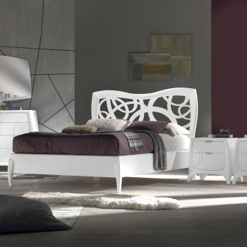 Letto matrimoniale sagomato con testata traforata in legno