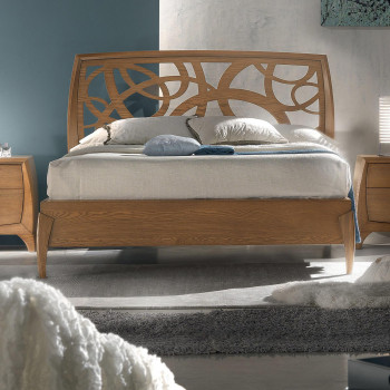 Letto matrimoniale curvo con traforo, dettagli legno