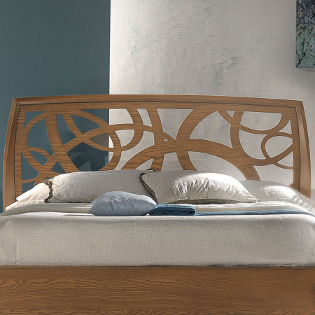 Letto matrimoniale curvo con traforo in legno frassino