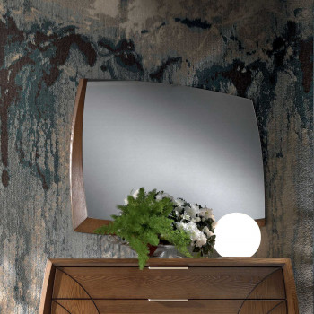 Specchiera sagomata con cornice in frassino e specchio bisellato