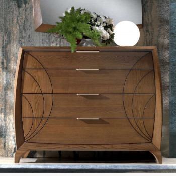 Comò 4 cassetti con incisioni e dettagli metallici