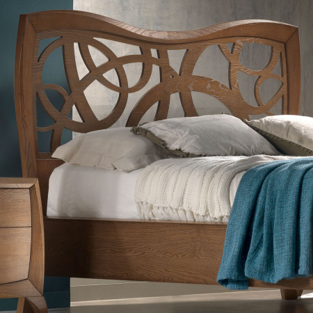 Letto matrimoniale sagomato con traforo in legno di frassino
