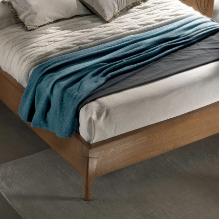 Letto matrimoniale sagomato con traforo, dettaglio del legno