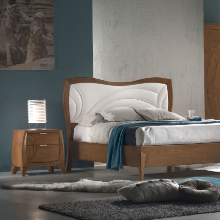 Letto matrimoniale sagomato con testata imbottita in legno di frassino