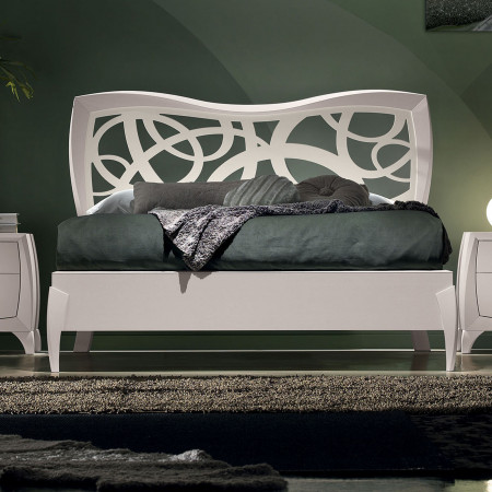 Letto matrimoniale sagomato con traforo, dettaglio testata