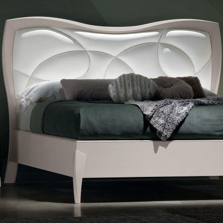 Letto matrimoniale sagomato con imbottitura, dettaglio testata