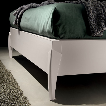 Letto matrimoniale sagomato con imbottitura, dettaglio delle gambe