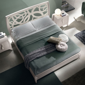 Letto matrimoniale curvo con traforo, testata decorativa