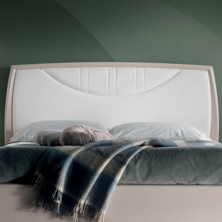 Letto matrimoniale curvo con testata imbottita in ecopelle