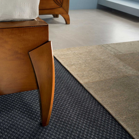 Letto matrimoniale sagomato, dettaglio gambe in legno