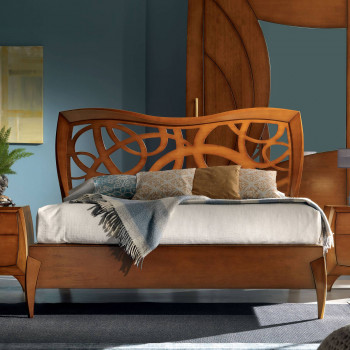 Letto matrimoniale con testata traforata in noce tanganika