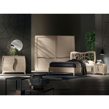 Camera da letto contemporanea in legno con testata traforata