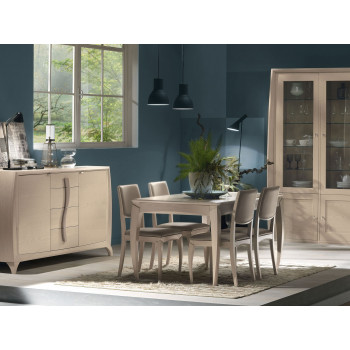 Sala da pranzo Luna con tavolo apparecchiato e credenza