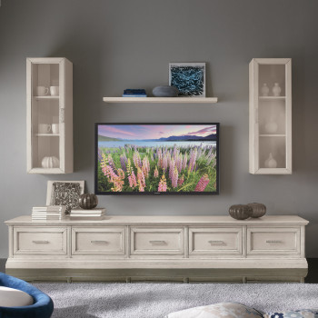 Composizione a moduli in legno di frassino, dettaglio soggiorno