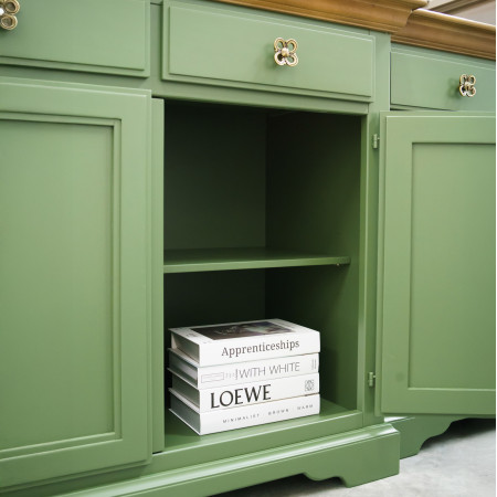Credenza in legno con corpo avanzato