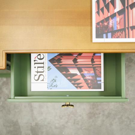Credenza in legno con corpo avanzato
