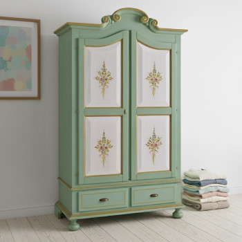 Armadio placcato con cornice sagomata e piedi torniti