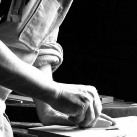 Artigiano al lavoro sull'armadio 2 ante 2 cassetti