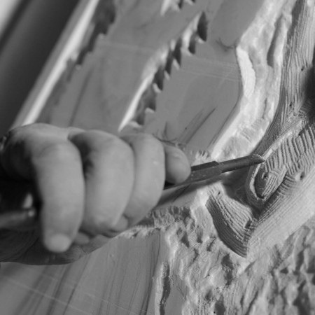 Dettaglio intaglio del legno armadio 2 ante 2 cassetti