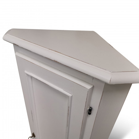 Angoliera shabby chic, dettaglio anta in legno